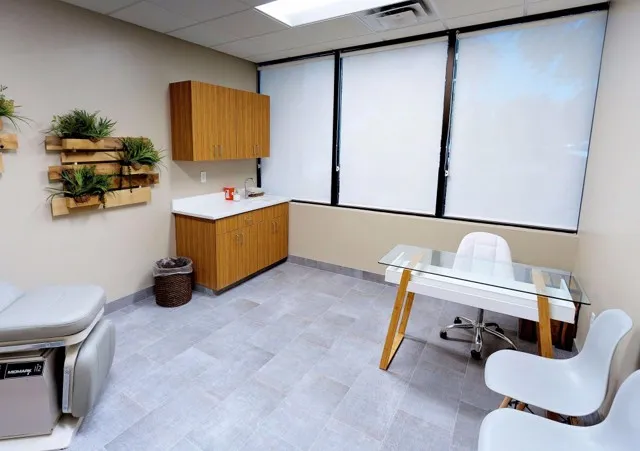 Cabinet medical modern din Brașov, echipat pentru consultații și recuperare